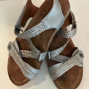 Taos Footwear Sandals Silver Size 6-6/2